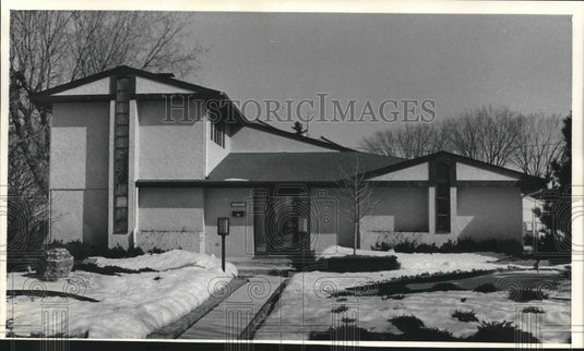 1985 Press Photo Two vertical bands of windows on the exterior of Jones' house - Historic Images