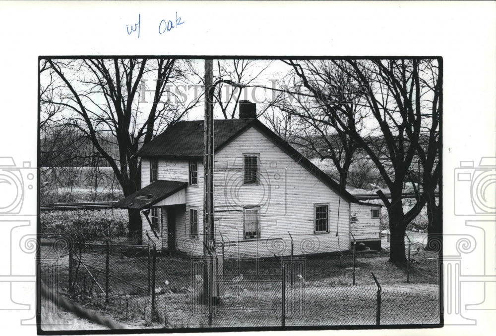 1982 Press Photo Home at 2111 East Layton Ave, in the way of a proposed bridge - Historic Images