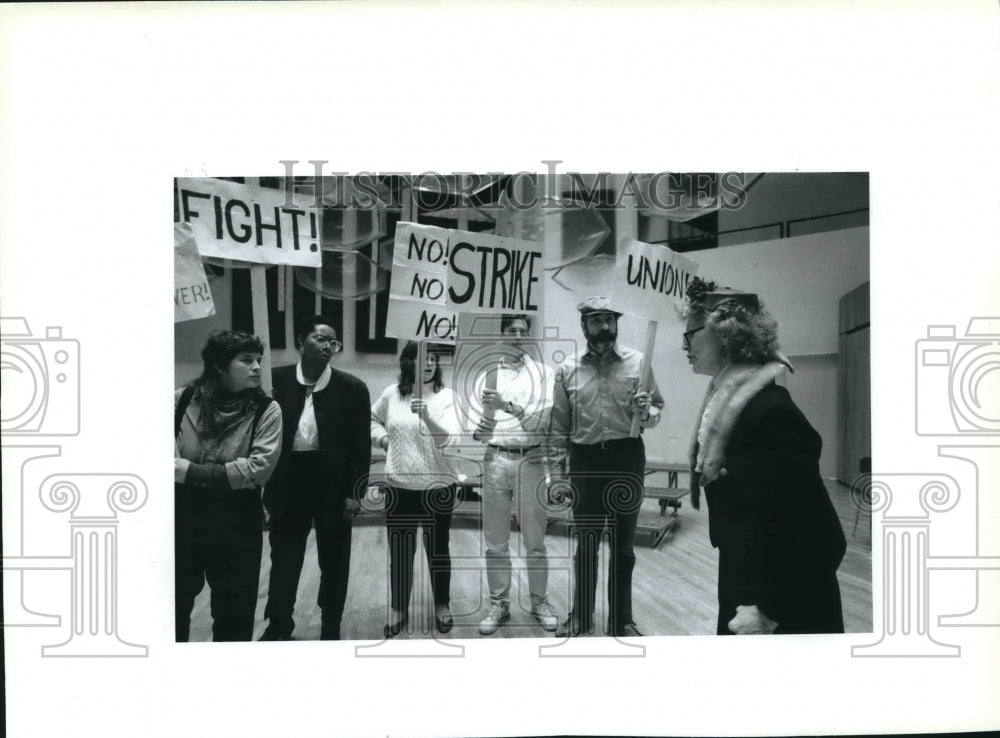 1991 Press Photo Ellie Quint confronts pickets at American Music Theater - Historic Images