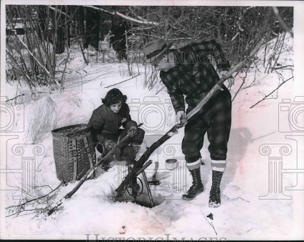 1955 Press Photo Ed and Hazel Ganel , hunters, pull beaver out of ice hole trap - Historic Images