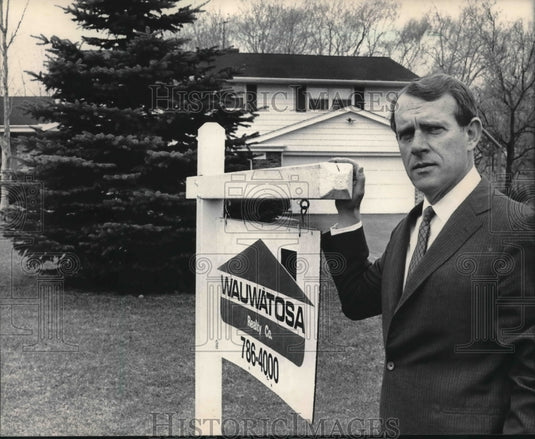 1986 John E Horning, head of state's biggest residential realty - Historic Images