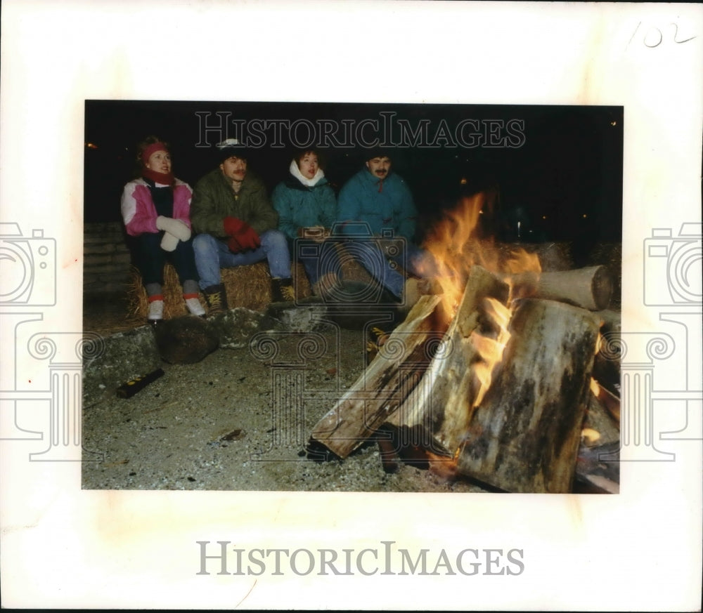 1993 Press Photo Rhonda and Todd Weber and Kam and John McCabe, at a bonfire - Historic Images