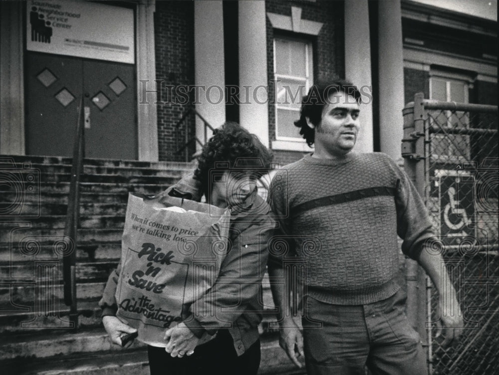 1990 Press Photo recipients of free food from Hunger Task Force in Milwaukee - Historic Images