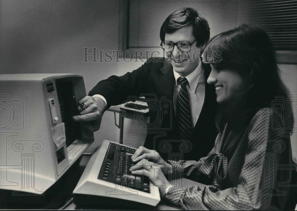 1983 Press Photo William Hughes president of Hughes Travel Service in Wisconsin - Historic Images