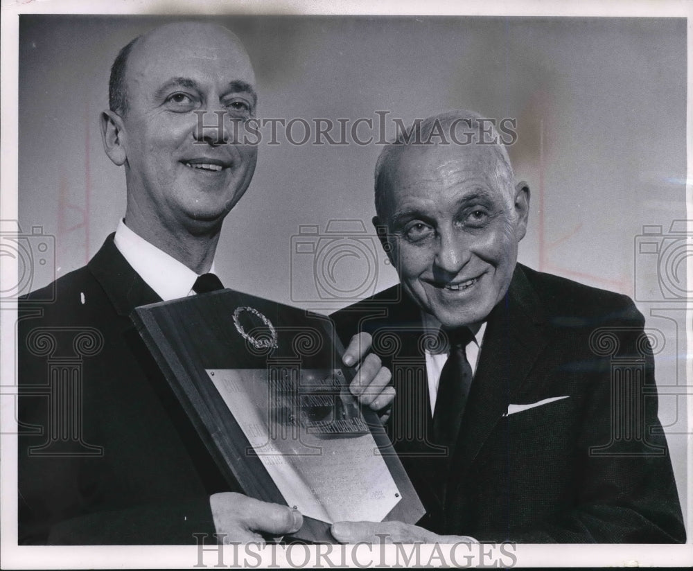 1965 Press Photo Harold Nicolaus presents community award to George Mayer - Historic Images