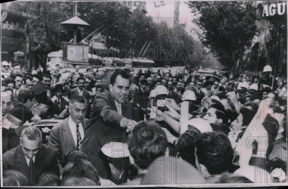 1958 Press Photo Richard Nixon greets Argentine citizens in Buenos Aires - Historic Images