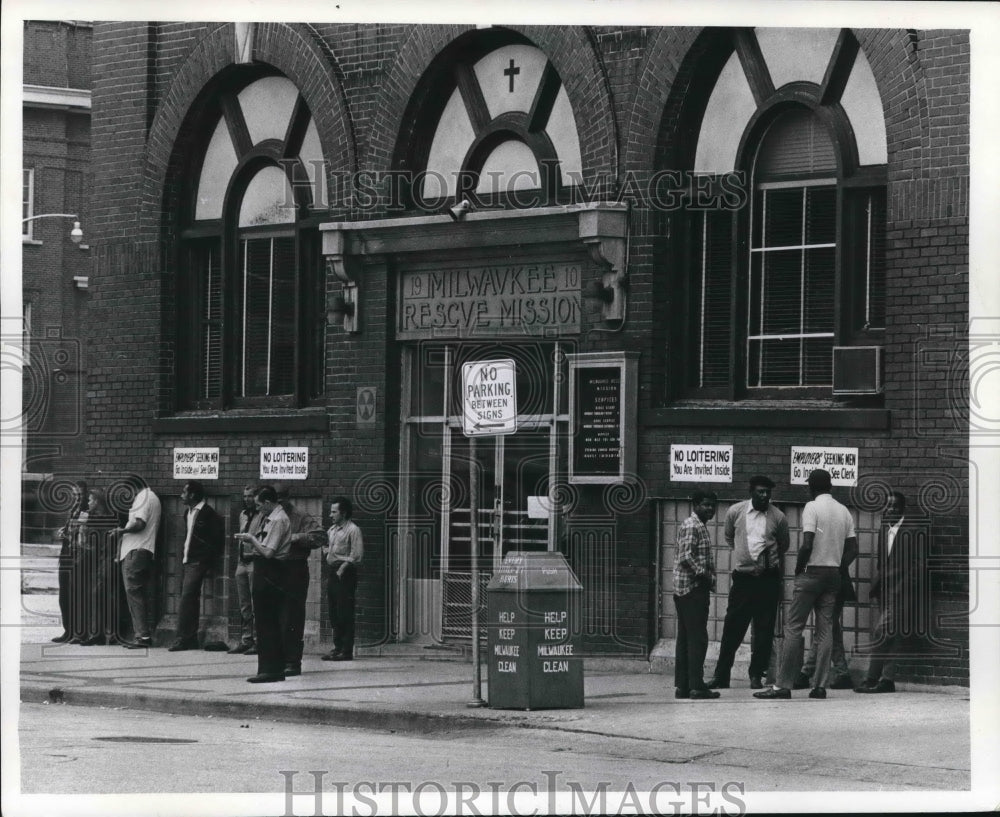 1973 Press Photo People Are Waiting Outside The Milwaukee Rescue Mission - Historic Images