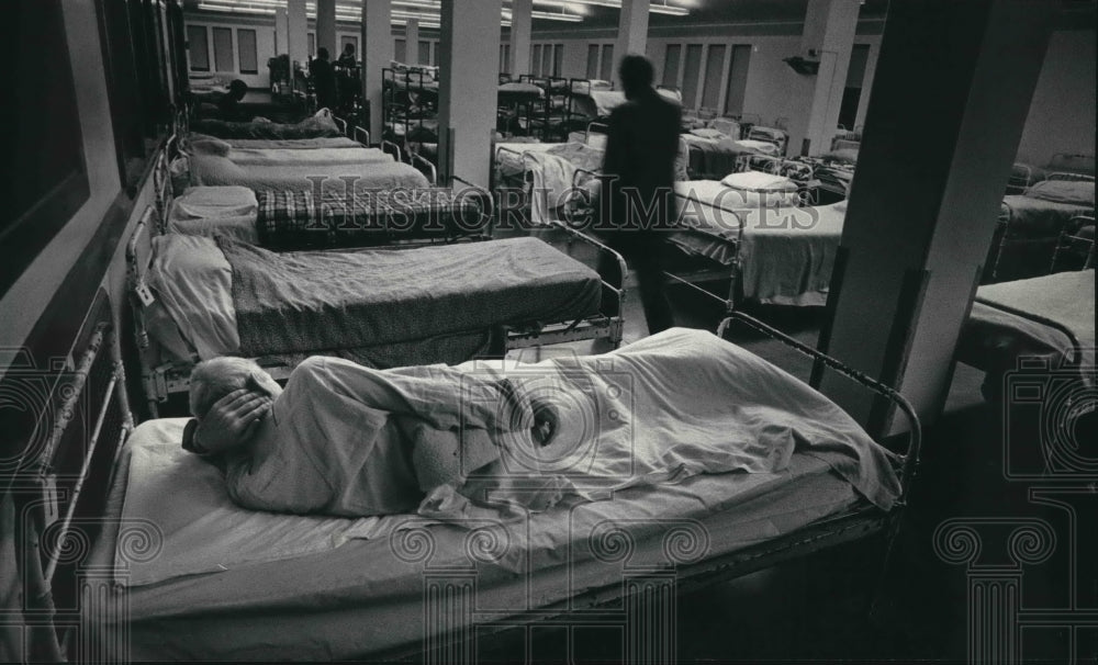 1986 Press Photo Man Rests In Sleeping Quarters Of Milwaukee Rescue Mission - Historic Images
