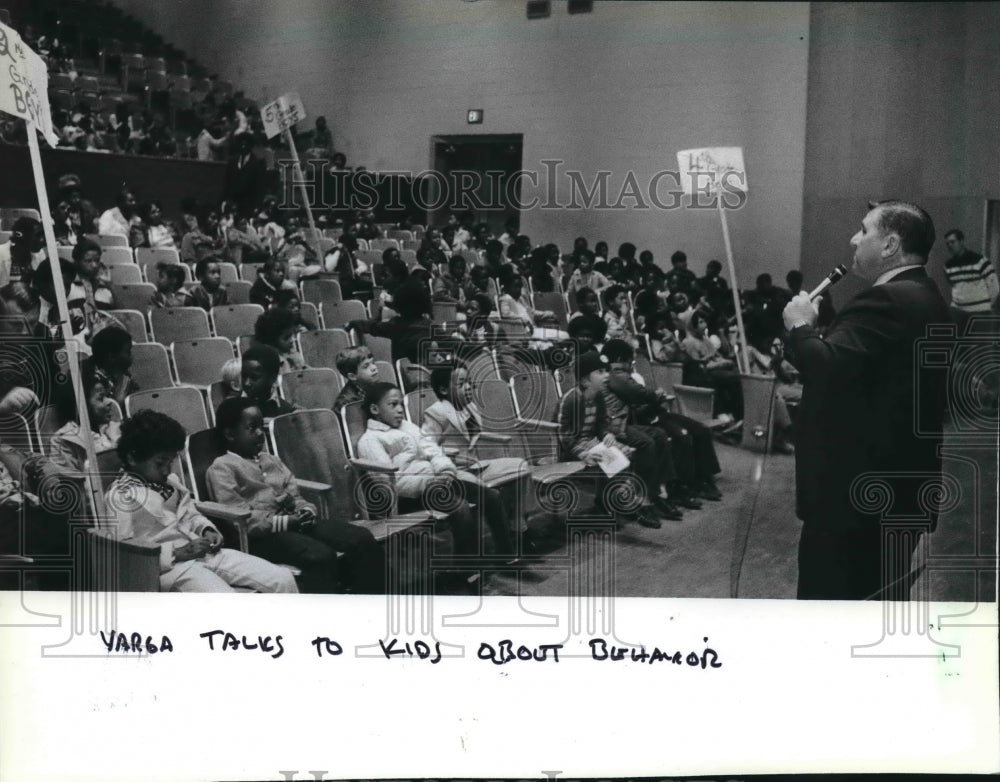 1982 Press Photo Reverend Varga, Milwaukee Rescue Mission, talks about behavior - Historic Images