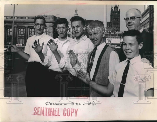 1963 Press Photo farewell photo of Milwaukee Sentinel carriers off to France - Historic Images