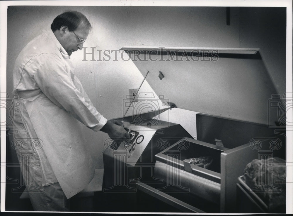 1992 Press Photo Vic Ill sets timer on meat tumbler. Waukesha - mjb63672-Historic Images