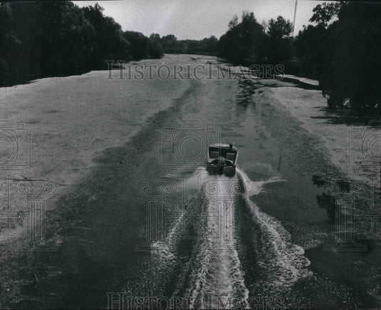 Press Photo Weeds clog the side of Milwaukee River on Milwaukee-Glendale line - Historic Images