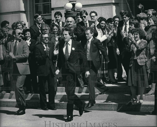 1984 Press Photo Gary Hart's presidential campaign in Milwaukee - mjb63718 - Historic Images
