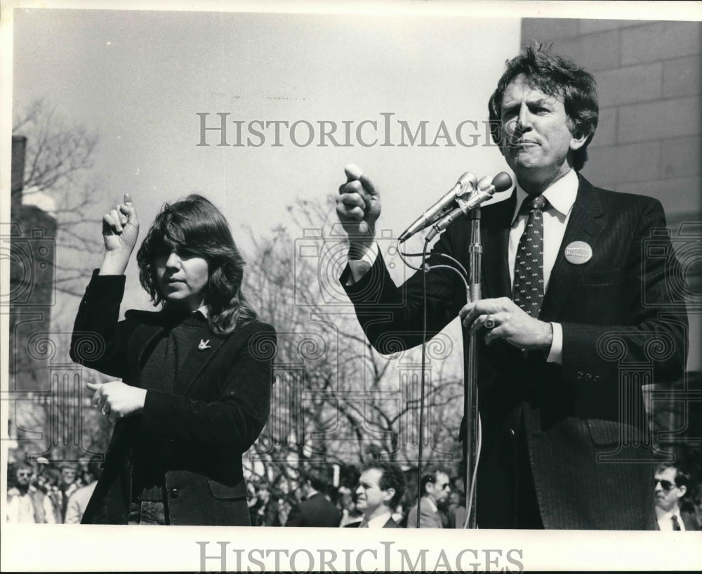1984 Gary Hart speaks during  presidential campaign in Milwaukee - Historic Images