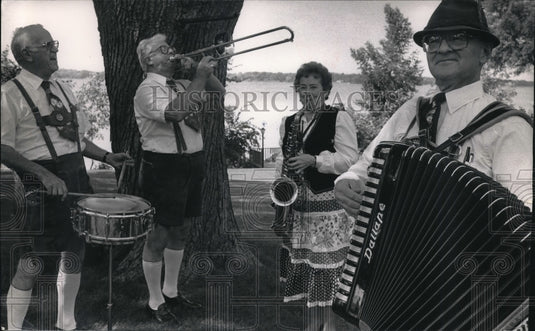 1991 Parade of Entertainment at Seven Seas Restaurant. - Historic Images