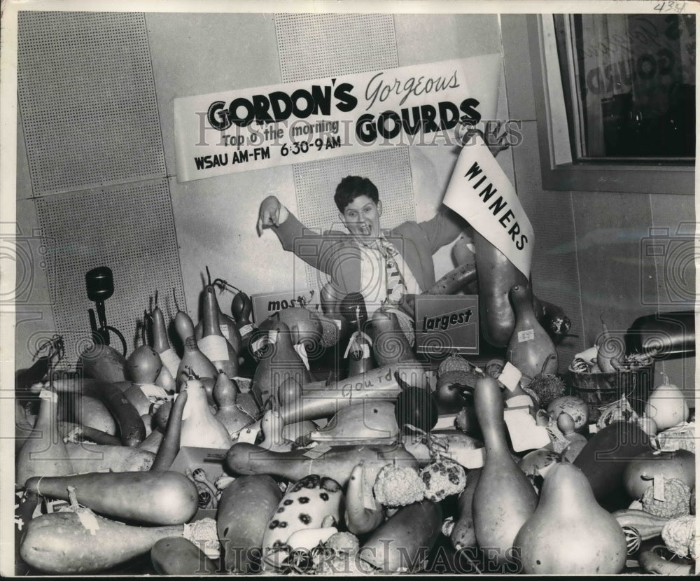 1949 Press Photo Staff Announcer, Hinkley delights the crowds in popular contest- Historic Images