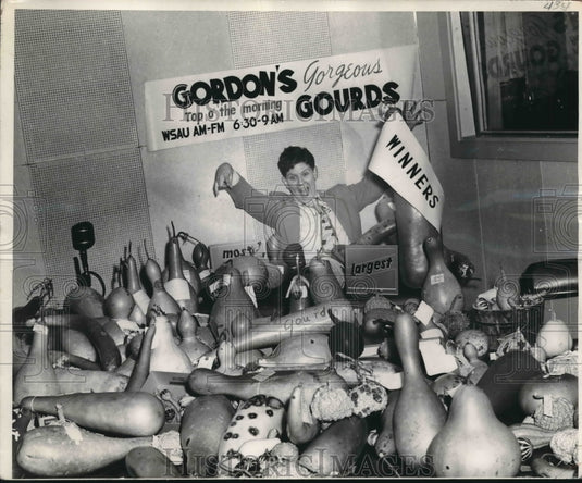 1949 Press Photo Staff Announcer, Hinkley delights the crowds in popular contest- Historic Images