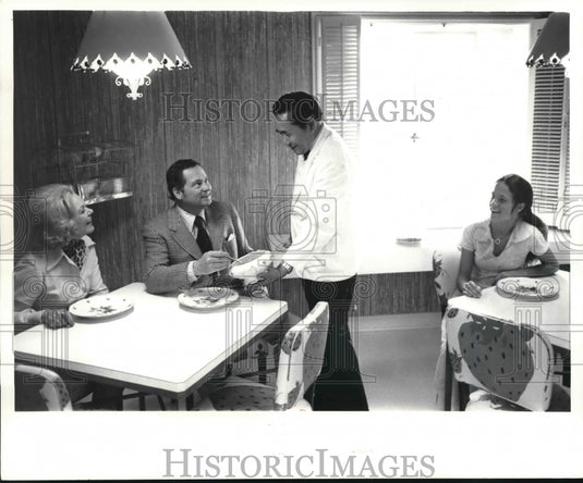 1973 Press Photo The Hilton's enjoying lunch. - mjb63773 - Historic Images