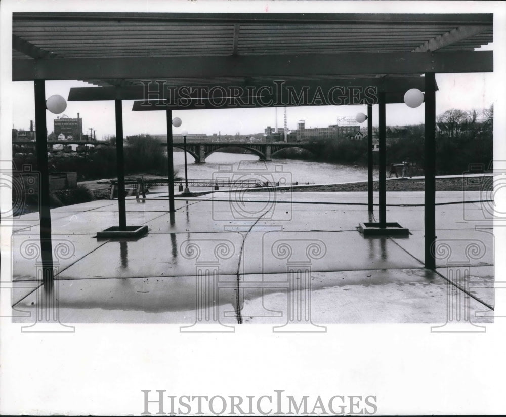 1966 Press Photo Riverview housing project, view trellis and river, Milwaukee. - Historic Images