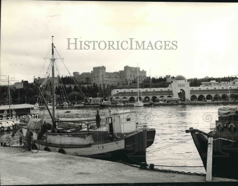 1971 Press Photo Palace of the Grand Master, Mandrake Harbor, Rhodes, Greece - Historic Images