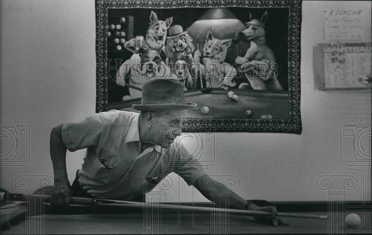 1983 Press Photo Victor Cerda shot pool at La Guadalupana in Milwaukee - Historic Images