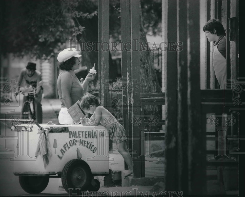 1983 Press Photo Ice cream vendor in Hispanic neighborhood - mjb63925 - Historic Images