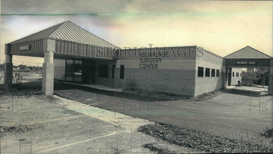 1985 Press Photo Exterior of the Milwaukee Surgery Center in Wisconsin - Historic Images