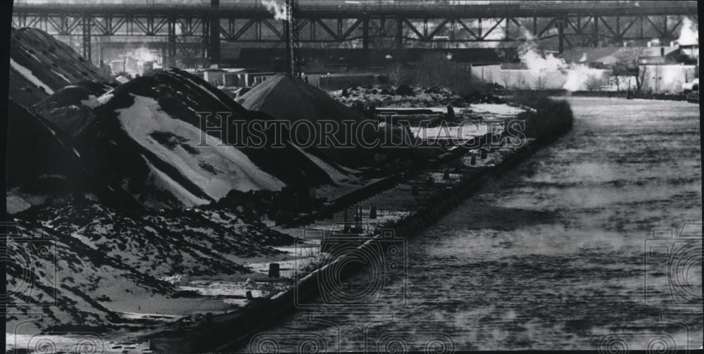 1978 Coal reserves piled high in the Menomonee River Valley - Historic Images
