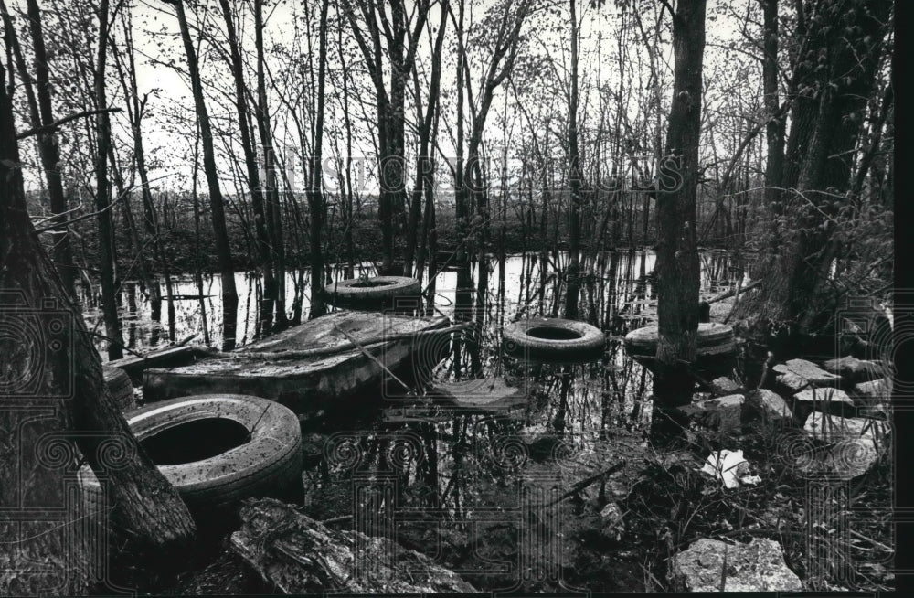 1992 Press Photo Bender Park Littered with Tires and Trash Oak Creek, Wisconsin-Historic Images