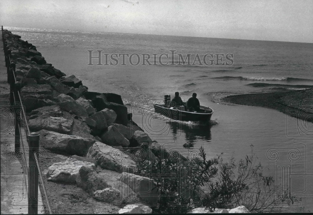 1991 Press Photo Men in Motor Boat at the Mouth of Oak Creek in Wisconsin - Historic Images