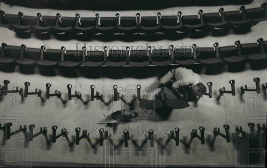 1994 Press Photo David Bunzel installing seats in the New Cinema In Oak Creek. - Historic Images