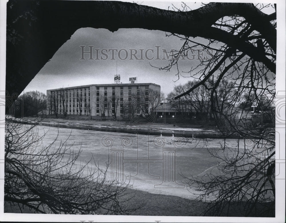 1975 Press Photo Hilton Inn view over river - mjb64033 - Historic Images