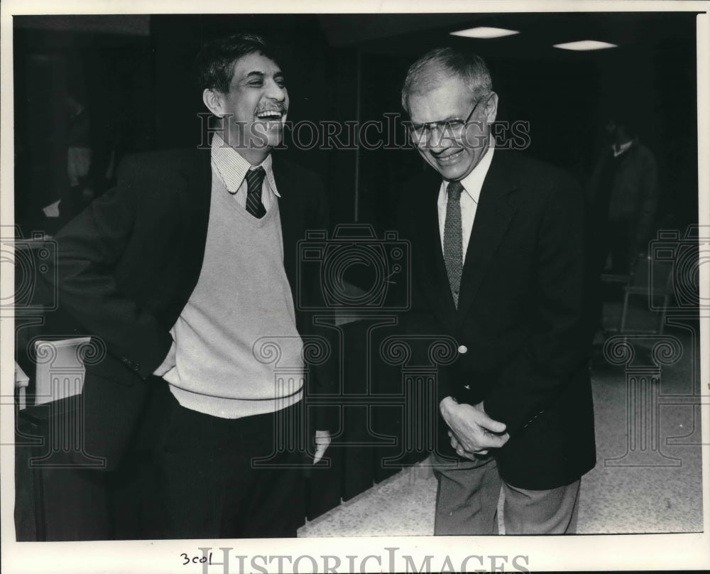 1986 Press Photo Richard Hernandez and Paul Vrakas celebrated in Waukesha, Wisco - Historic Images