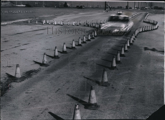 1964 Press Photo Milwaukee Policemen drove patrol cars through obstacle course. - Historic Images