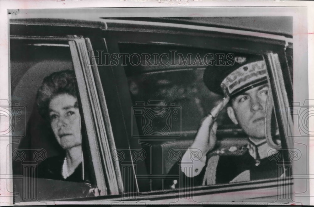 1964 Press Photo Greece&#39;s King Constantine salutes at father King Paul&#39;s Funeral - Historic Images