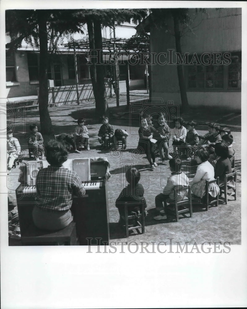 1964 Press Photo Japanese first-graders in Tokyo play musical game - mjb64164 - Historic Images