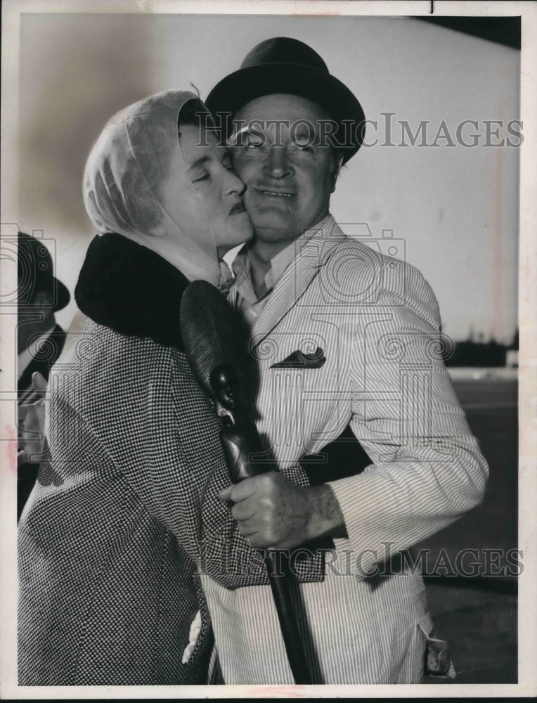 1964 Press Photo Dolores Hope kisses husband Bob goodbye as he heads overseas - Historic Images