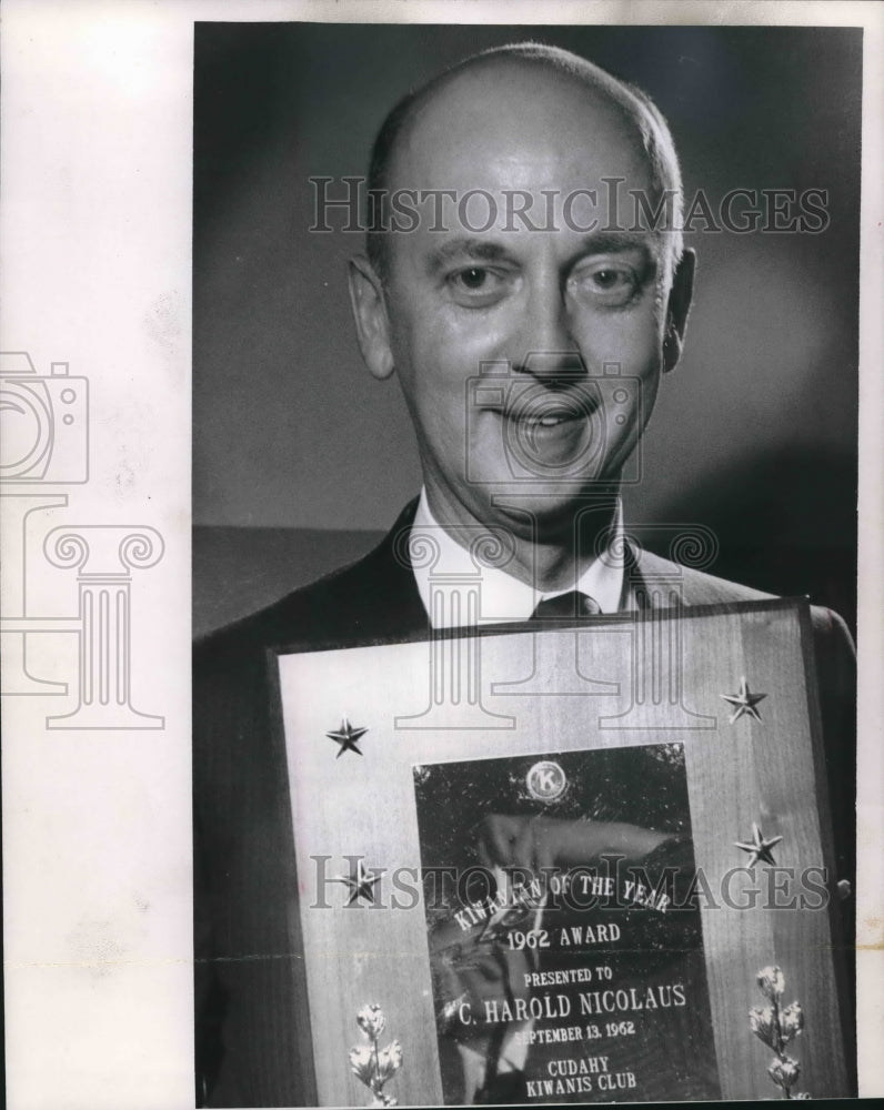 Press Photo C. Harold Nicolaus holding plaque from Cudahy Kiwanis honor - Historic Images