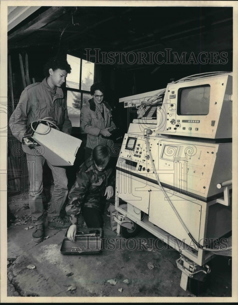 1984 Wisconsin Medical Aid, Ultrasound being shipped to Nicaraguan - Historic Images