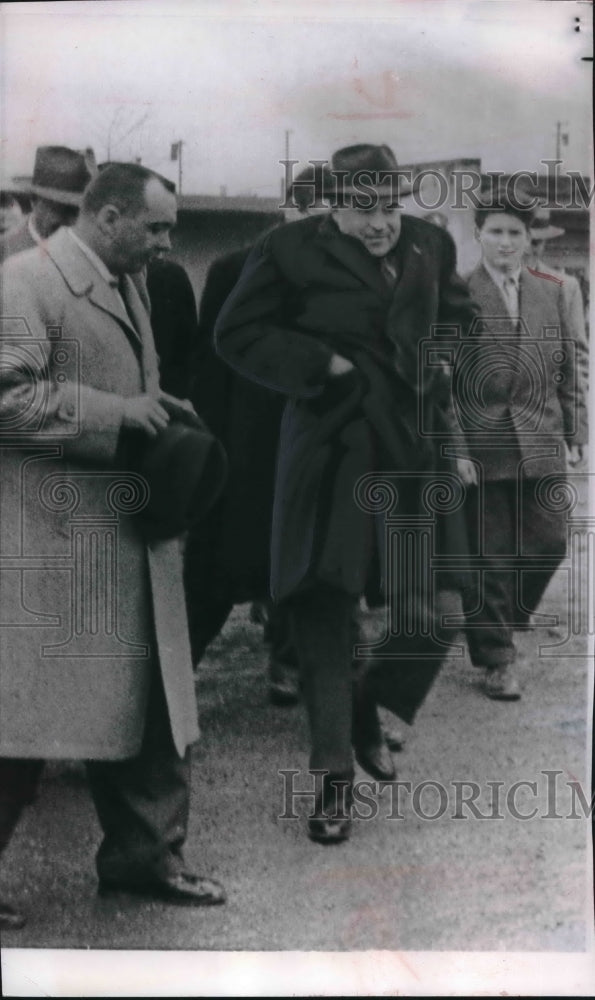 1956 Press Photo Vice-President Richard Nixon at Camp Kilmer in New Jersey - Historic Images