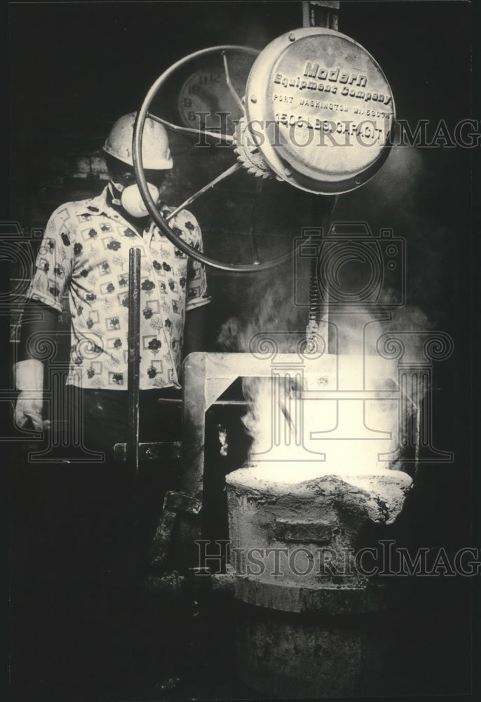 1984 Press Photo Worker at Milwaukee Valve Company, Inc. in Milwaukee, Wisconsin-Historic Images