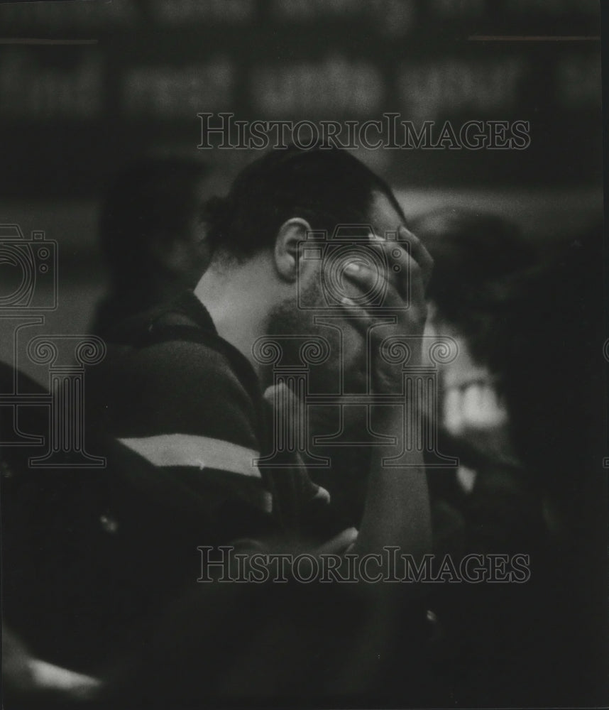 1993 Press Photo Man listens during service at Milwaukee Rescue Mission - Historic Images