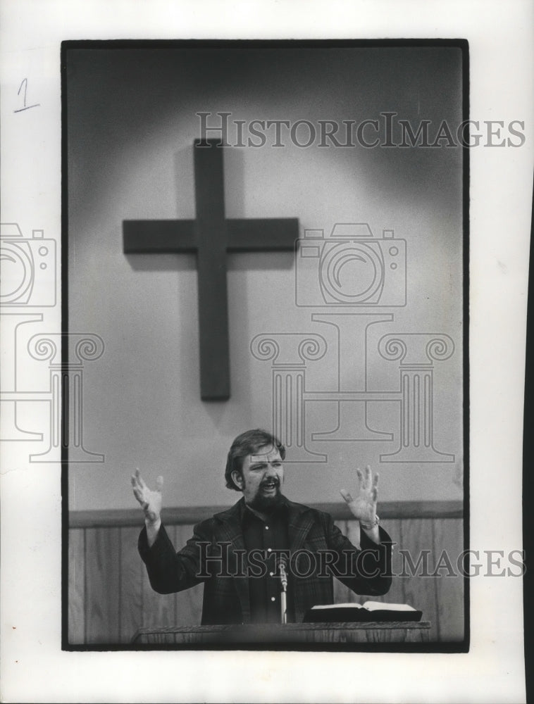 1977 Press Photo Canfield preaches at Milwaukee Rescue Mission - mjb64362 - Historic Images