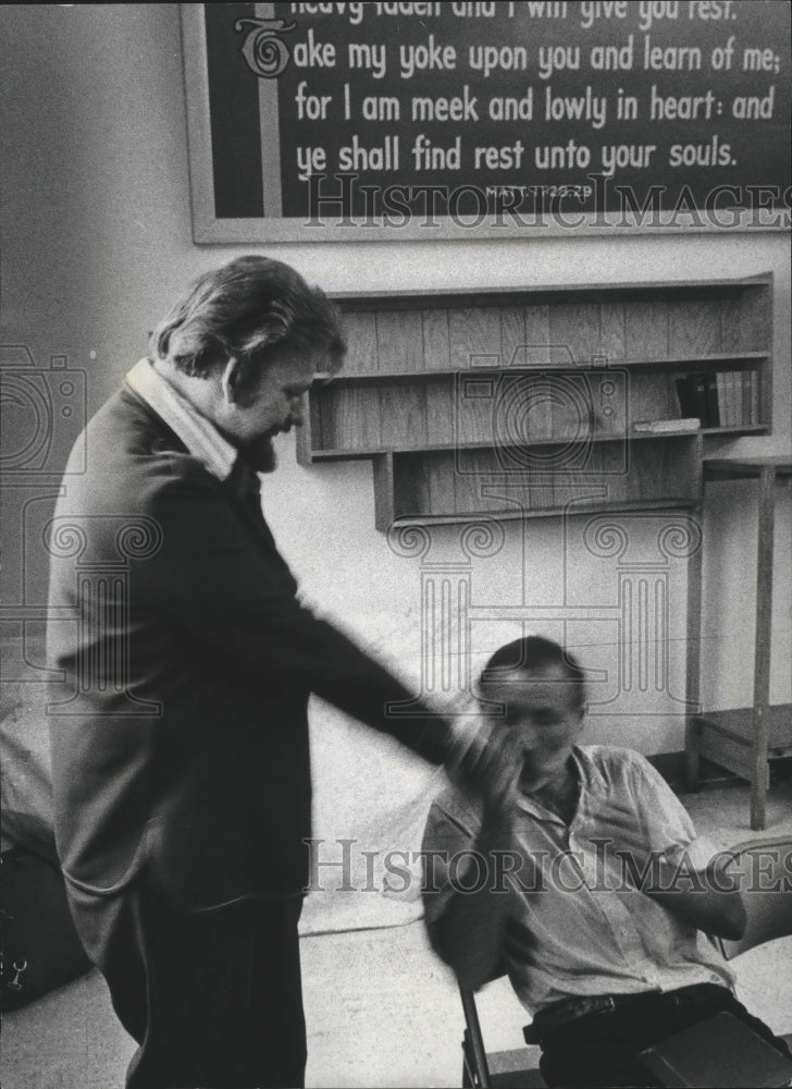 1977 Press Photo Reverend Ray Canfield talks with man, Milwaukee Rescue Mission - Historic Images