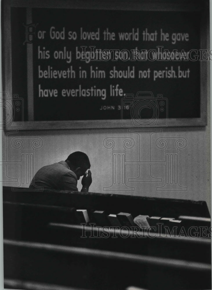 1992 Press Photo Worshiper meditates before service at Milwaukee Rescue Mission - Historic Images