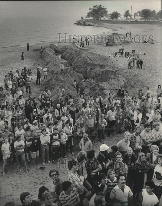 1983 Press Photo Milwaukee School of Engineering win contest at Bradford Beach - Historic Images