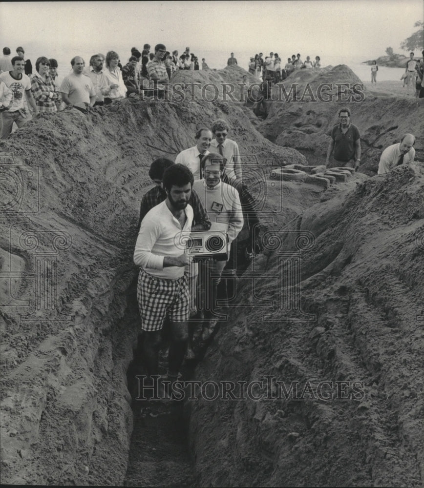 1983 Press Photo Milwaukee School of Engineering students Sandcastle Competiton - Historic Images