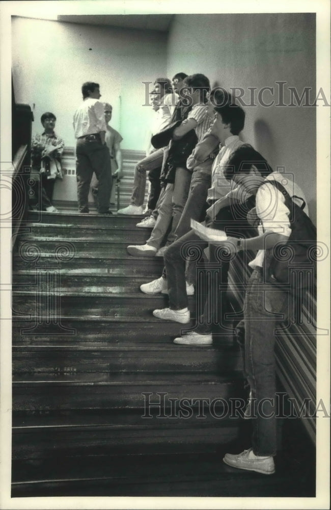 1986 Milwaukee School of Engineering students wait for schedules-Historic Images