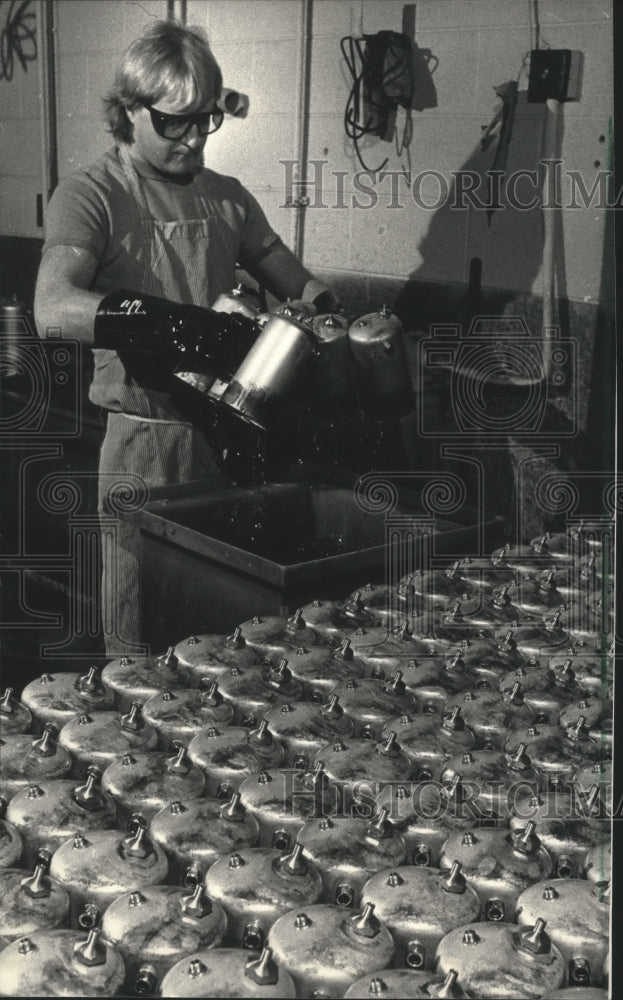 1988 Press Photo Daniel Engel, employee of Milwaukee Sprayer Manufacturing Co. - Historic Images