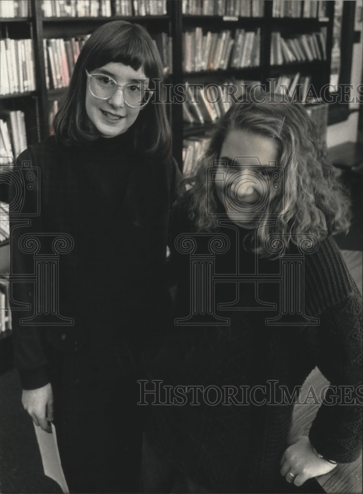 1991 Press Photo Jennifer L. Broder, left, St. Robert School, Milwaukee - Historic Images